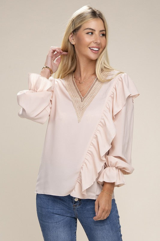 Blusa de manga larga con ribete de encaje y cuello en V